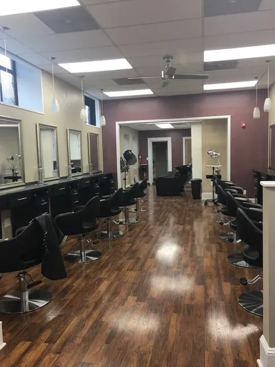 https://cdn.salonspotlight.com/photos/YIguk9o1eafyrTH0UEl6/3de62473-3b93-4167-a90b-571df767b98d_720x720