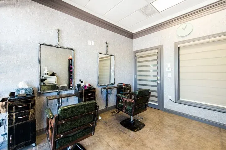 https://cdn.salonspotlight.com/photos/YIloQyhoEWFTOMr4KObJ/bc999803-8e1a-472c-a03e-6b43b977f732_720x720