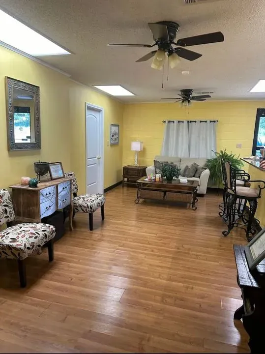 https://cdn.salonspotlight.com/photos/YJ6v3hBVyRiKOVXxYiqX/8bbb9d83-c124-4ca5-8eb9-8d1e55cbe1fa_720x720