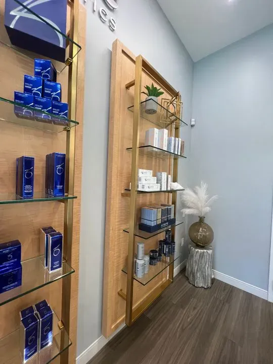https://cdn.salonspotlight.com/photos/YMCsKTZYN2uU8m2piirf/73d97ee0-6191-48c9-8266-27a532fd616f_720x720