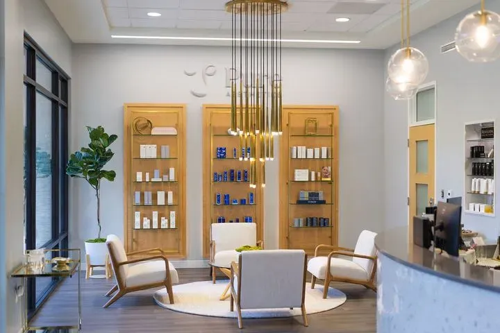 https://cdn.salonspotlight.com/photos/YMCsKTZYN2uU8m2piirf/c5edcba7-c6a5-41dd-a27f-4b07b11acdf0_720x720