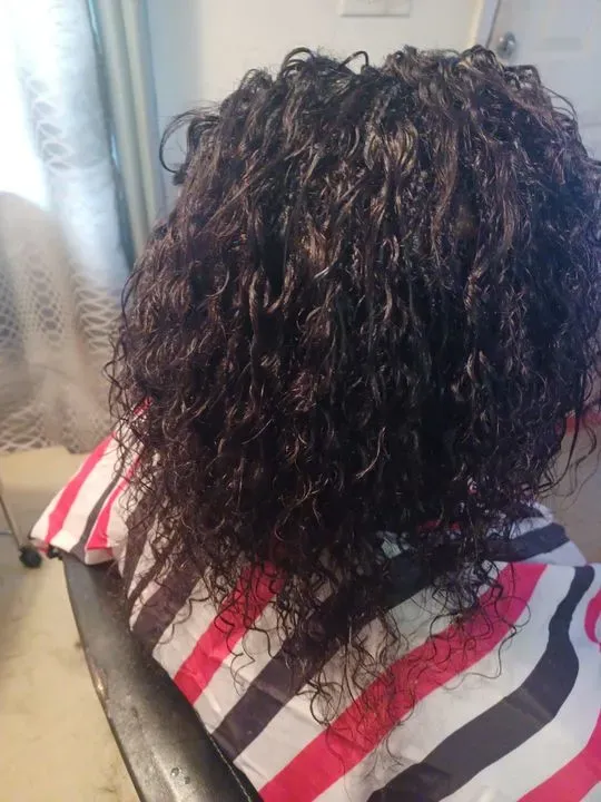 https://cdn.salonspotlight.com/photos/YMnmugYoPIQI9Vd54Ty7/58187159-034f-4798-81a3-626a7c506707_720x720