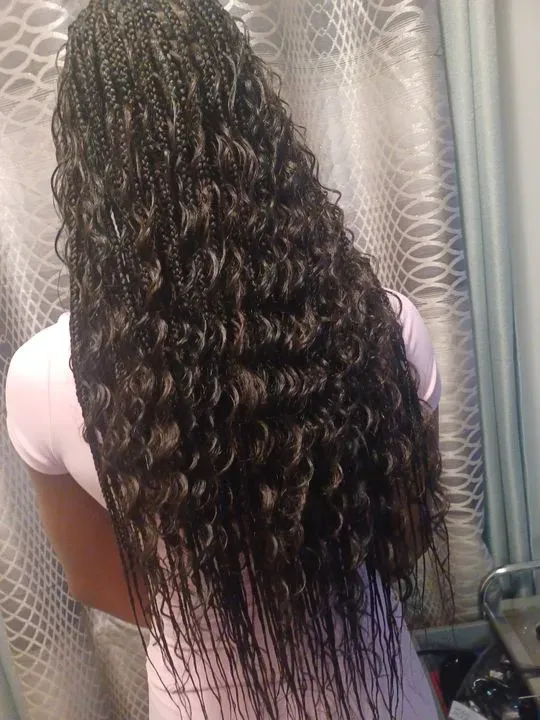 https://cdn.salonspotlight.com/photos/YMnmugYoPIQI9Vd54Ty7/e7c4df29-c680-49e6-8d66-01a7d7d70706_720x720