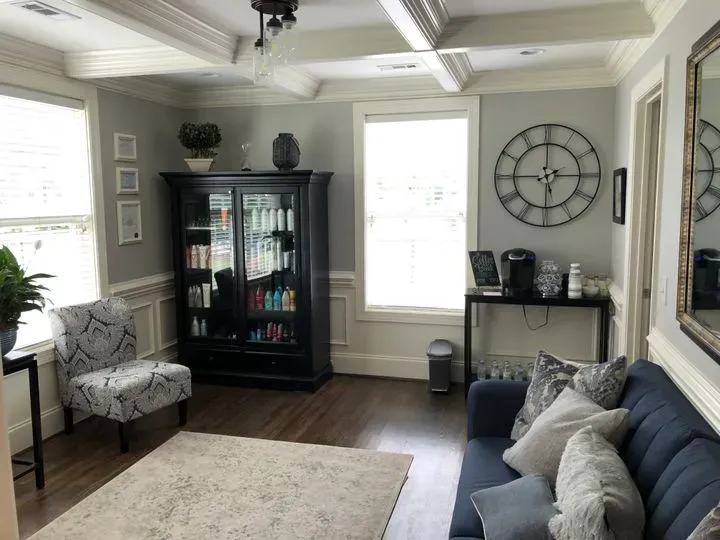 https://cdn.salonspotlight.com/photos/YNzIhTDJKNEPC2JhoTZN/0b006de9-420d-4fe9-9b3b-58116732b78e_720x720
