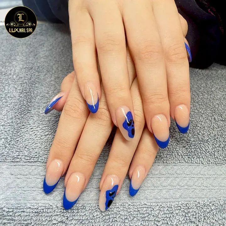 https://cdn.salonspotlight.com/photos/YOZ6wATACSzeihL6bQ3h/f50fa0fd-e4be-4fc6-8a91-593b417abdc5_720x720