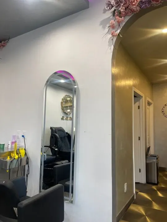 https://cdn.salonspotlight.com/photos/YU8zUgHcRIUtHEBSbDfK/03421177-5287-4352-bc85-2ec92b6db7d0_720x720