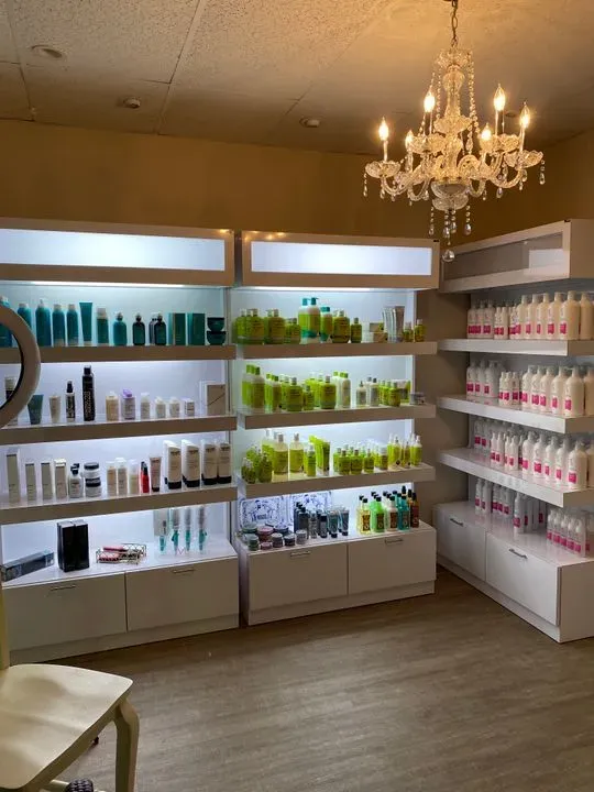 https://cdn.salonspotlight.com/photos/YW7wagH3flwjAYUpkoRx/365ddd99-ae99-4360-8ab4-ecfede440465_720x720