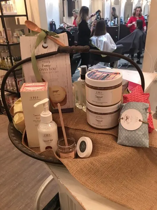 https://cdn.salonspotlight.com/photos/YW7wagH3flwjAYUpkoRx/39397499-c896-4002-99a6-172894317de8_720x720