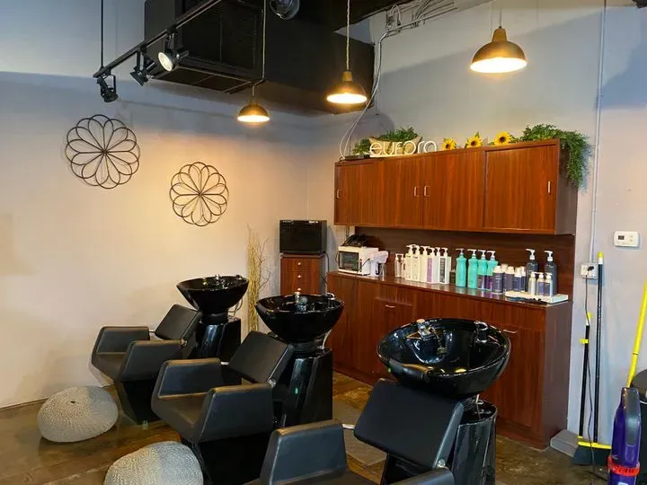 https://cdn.salonspotlight.com/photos/YWcUY3dyHeIe6Uj5fdtF/53836b82-10a6-4827-9b51-bc6481e43383_720x720