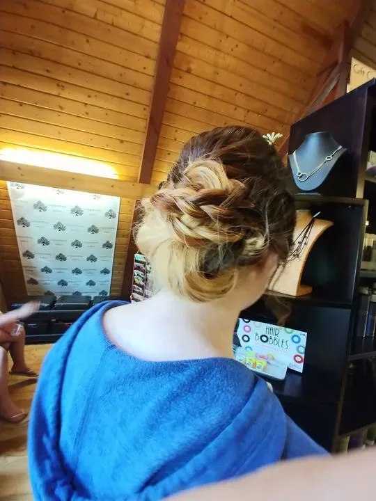 https://cdn.salonspotlight.com/photos/YY5WKiy3olyqBEQGajT0/6480fcec-ab68-4e3b-8ce5-23cf3ed786df_720x720