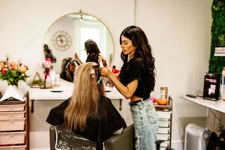 https://cdn.salonspotlight.com/photos/YYyaIYMQhvHi9Y8avOsy/01a0069d-6a79-48ff-aa38-e8035fff6e95_720x720