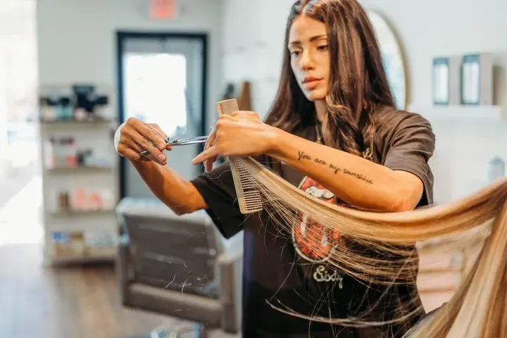 https://cdn.salonspotlight.com/photos/YYyaIYMQhvHi9Y8avOsy/05f9a3df-688d-4094-9f07-a566eb877892_720x720