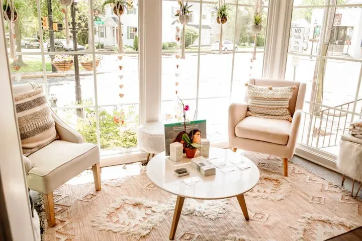 https://cdn.salonspotlight.com/photos/YYyaIYMQhvHi9Y8avOsy/132df6fb-9949-4e1d-97d3-470c0bfa2a91_720x720
