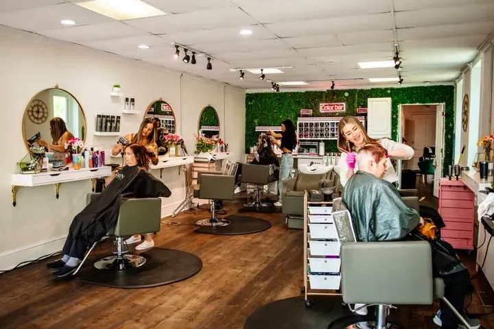 https://cdn.salonspotlight.com/photos/YYyaIYMQhvHi9Y8avOsy/ed51ce26-f02d-45b0-b4c3-442e351b22ca_720x720