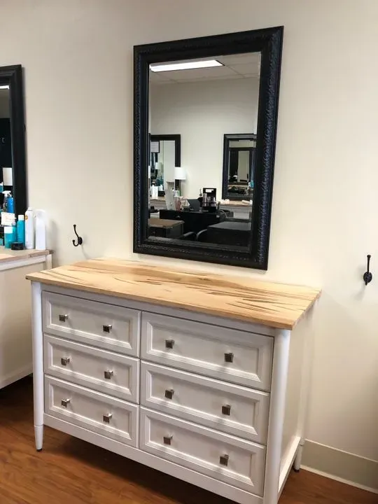https://cdn.salonspotlight.com/photos/YbpudmCZGH8bAdtp7OzE/3872d27c-9c80-4686-95dc-12a4b07a73c2_720x720