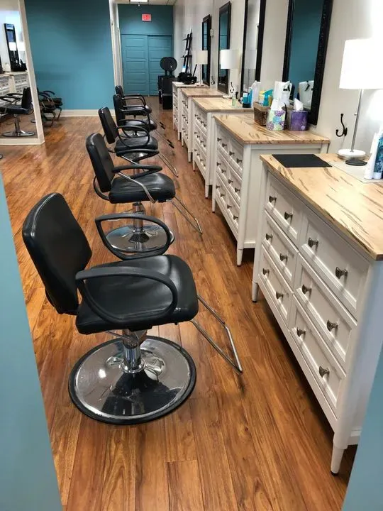 https://cdn.salonspotlight.com/photos/YbpudmCZGH8bAdtp7OzE/81ee65a0-7340-451f-84dd-dc294f071055_720x720