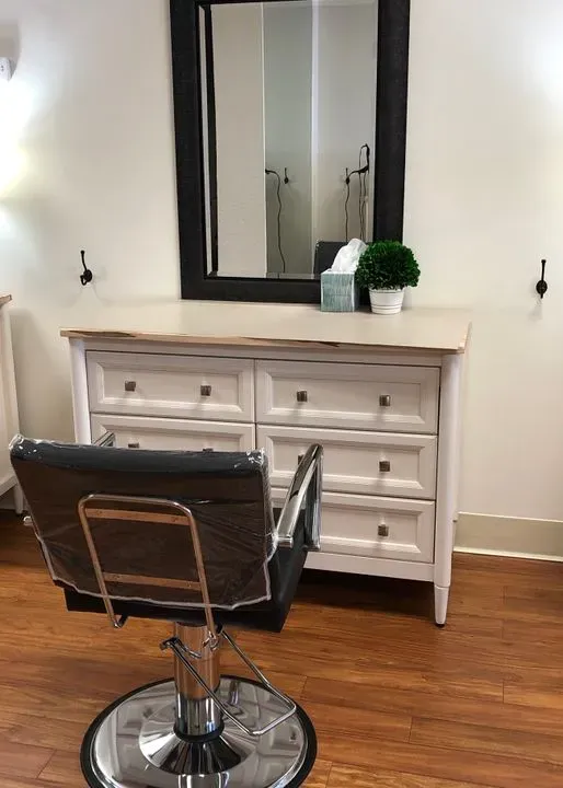 https://cdn.salonspotlight.com/photos/YbpudmCZGH8bAdtp7OzE/aa7736a4-19ec-45e2-9cca-46d12912c8b5_720x720