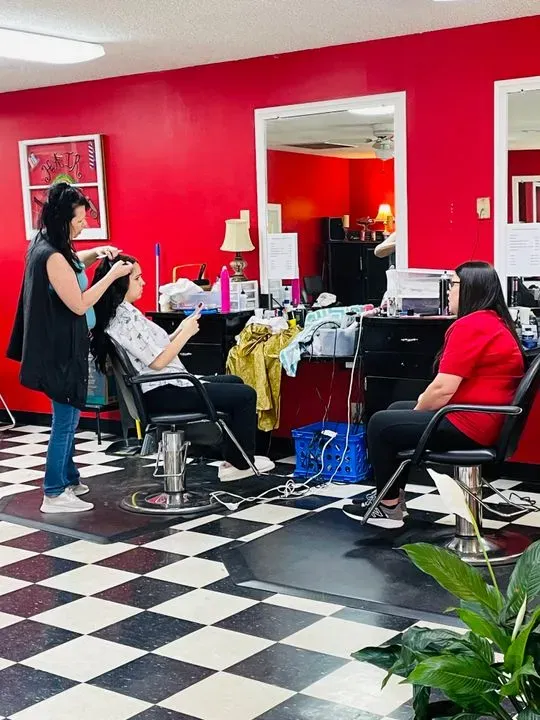 https://cdn.salonspotlight.com/photos/Yc8hNwL34CR2ugvKhD5z/44768081-3150-496f-b608-318699385a86_720x720