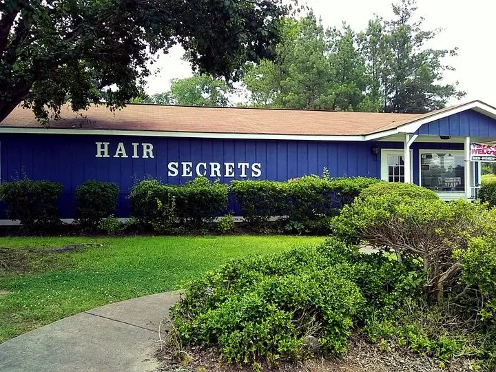 https://cdn.salonspotlight.com/photos/Yc8hNwL34CR2ugvKhD5z/4ff46335-210e-4e83-bf21-a433753185f2_720x720