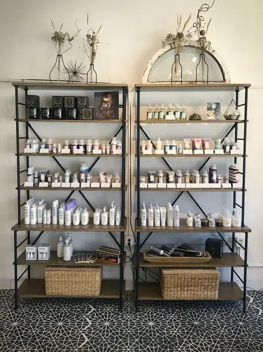 https://cdn.salonspotlight.com/photos/YcJHdy8iAE3c8LIi9t3r/0236de67-a85e-491c-8cb5-d900ca1543ef_720x720