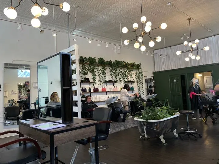 https://cdn.salonspotlight.com/photos/YcJHdy8iAE3c8LIi9t3r/12085ae9-0a8f-4a43-b9d7-c68502cf0f06_720x720