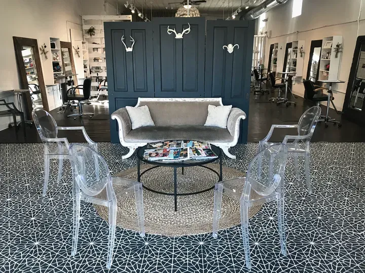 https://cdn.salonspotlight.com/photos/YcJHdy8iAE3c8LIi9t3r/64a15d76-b11f-467d-ade3-184cbc965e4a_720x720