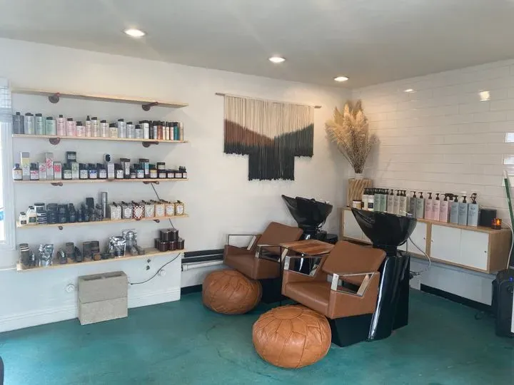 https://cdn.salonspotlight.com/photos/YctFe0d6onuzUZ3gFfNA/60289df2-9ed4-4526-b993-142292980f35_720x720