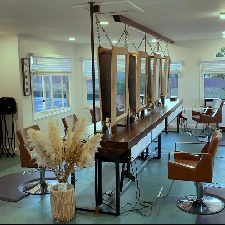 https://cdn.salonspotlight.com/photos/YctFe0d6onuzUZ3gFfNA/de2ad6dd-0287-4eb0-94dd-b72164ad44d5_720x720