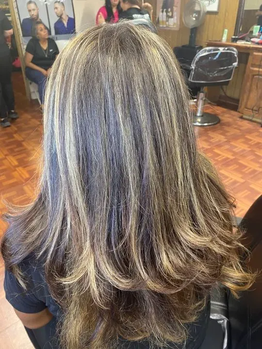 https://cdn.salonspotlight.com/photos/Ydj4ykDd27AmneW4Q8yb/74ecac84-ac06-4ff4-b7df-62eee239957f_720x720