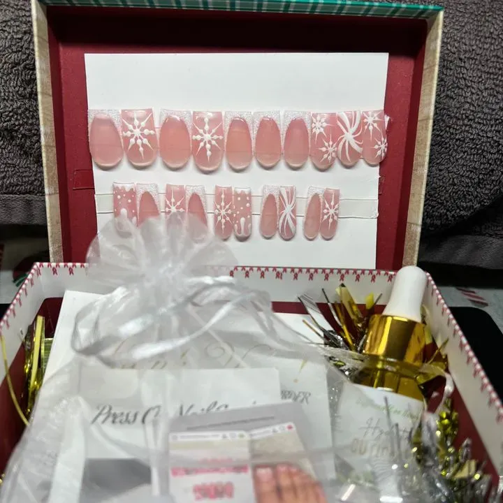 https://cdn.salonspotlight.com/photos/Yev8EaIsLDzv4doj3gz3/a6eadd62-e58d-4e57-b0f9-440b52412557_720x720