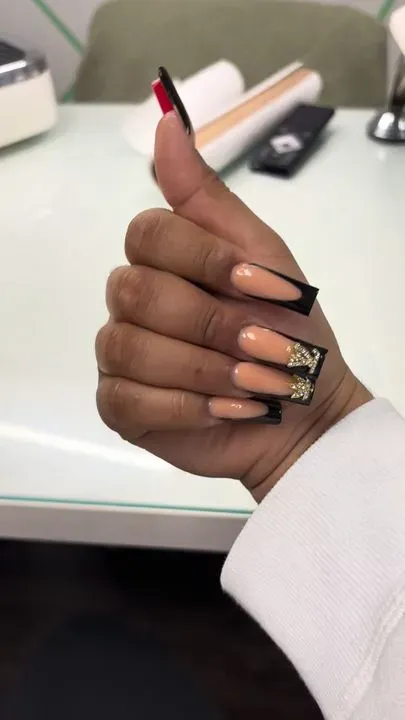 https://cdn.salonspotlight.com/photos/Yev8EaIsLDzv4doj3gz3/a73d286e-efb1-4deb-bff4-c830dd3ac9a2_720x720