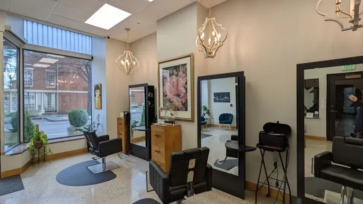 https://cdn.salonspotlight.com/photos/YfWqWxHE8uD9K8KsEBmx/89030700-4c80-4c36-969e-afcc5c050caa_720x720