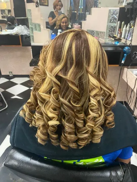 https://cdn.salonspotlight.com/photos/YgaeJ5RkNAI6cfULBYYQ/961c8de9-f0c6-429e-9e93-0f27a5aeb035_720x720