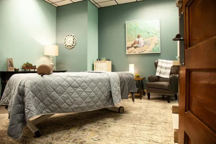 https://cdn.salonspotlight.com/photos/YhCEjNR8EIzaHnoUq3aQ/2b1c78ca-e3b0-41d1-bdb2-8a3e8082bdad_720x720