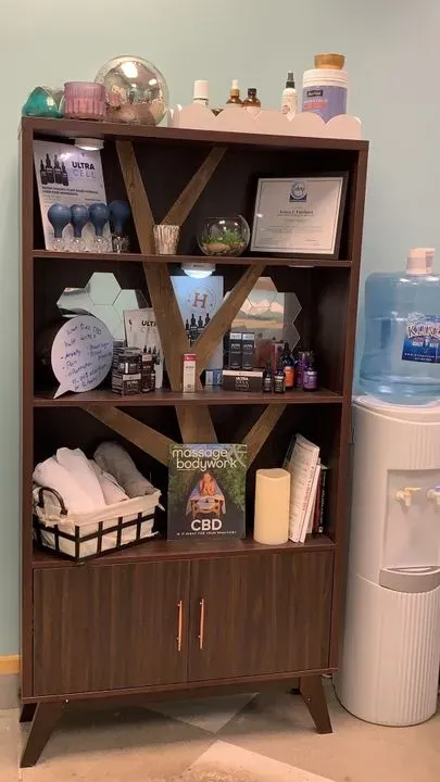 https://cdn.salonspotlight.com/photos/YhCEjNR8EIzaHnoUq3aQ/fed1c0c2-b01b-4459-a977-3278788bacfb_720x720