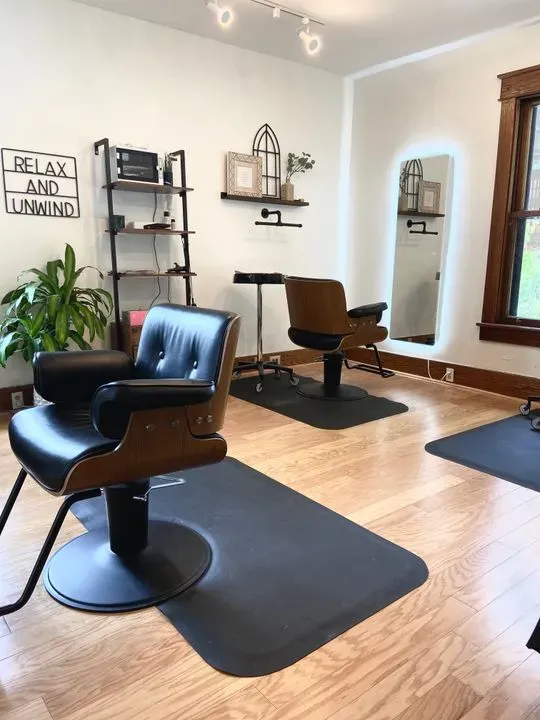 https://cdn.salonspotlight.com/photos/YimujqvDB5vhiRDTaePm/27c8c5e5-6e17-479f-bbaf-db2e4517c425_720x720