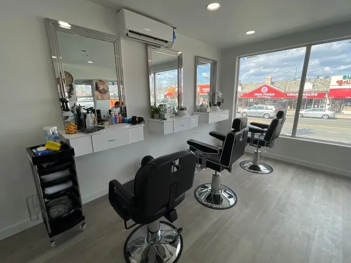 https://cdn.salonspotlight.com/photos/YjlV8Yp1RyPQDvDGnRaC/10874a4a-65dc-481f-8607-9c4c285225b7_720x720