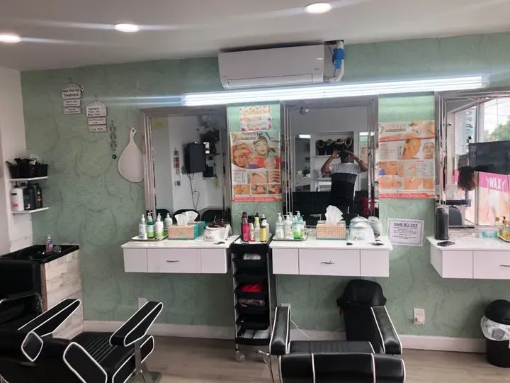https://cdn.salonspotlight.com/photos/YjlV8Yp1RyPQDvDGnRaC/f0bdfc3f-42b4-4075-b884-cd24c865f15a_720x720