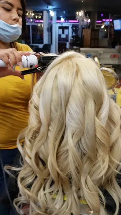 https://cdn.salonspotlight.com/photos/YkhGjVk5jGbLVUqMq3SD/7a83d367-fd12-4e2b-a045-4ad4f59b0113_720x720