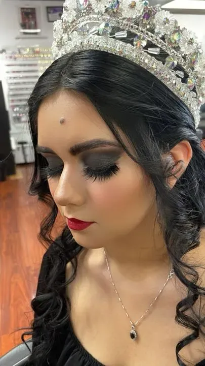 https://cdn.salonspotlight.com/photos/YkhGjVk5jGbLVUqMq3SD/dccffc9b-0c23-4cfe-ac86-ef80bc9bcbda_720x720