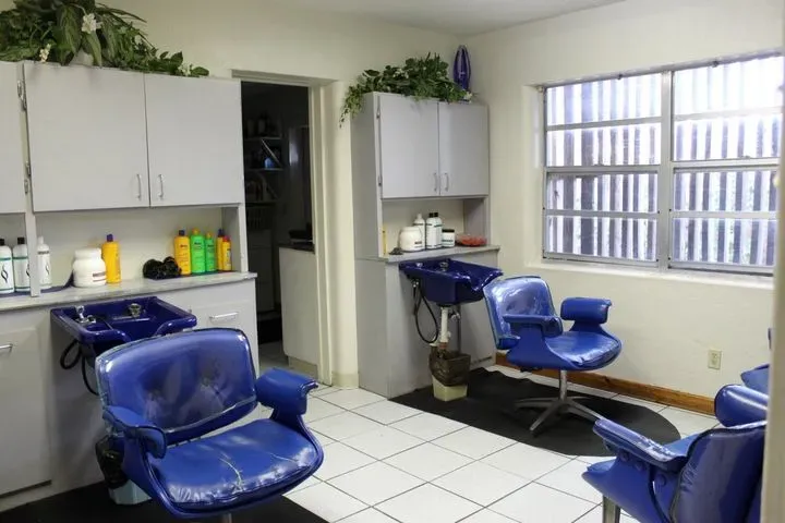 https://cdn.salonspotlight.com/photos/YmzFPeR05CafOgNHnK7Q/5f8461f2-4dc4-44a4-b19a-de919b745817_720x720