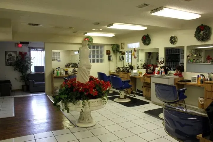 https://cdn.salonspotlight.com/photos/YmzFPeR05CafOgNHnK7Q/a7db6461-4970-49b8-bee4-10e22d370fbb_720x720