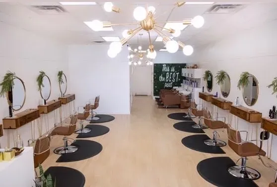 https://cdn.salonspotlight.com/photos/YnB4I8nRIbWC73RAs0y6/1e283751-8ffb-44e7-95ea-9a13b460f0d2_720x720