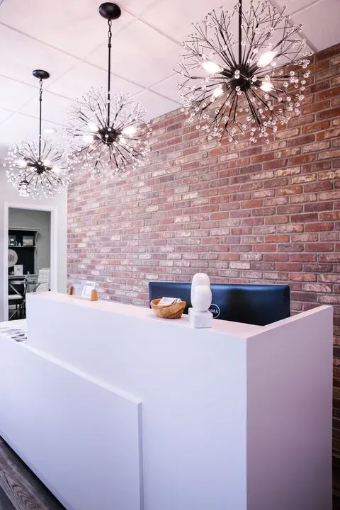 https://cdn.salonspotlight.com/photos/YnMEfOTllDGmg7jjhTwD/a721a8a6-4d31-4d79-9dc7-eba7d0d8724a_720x720