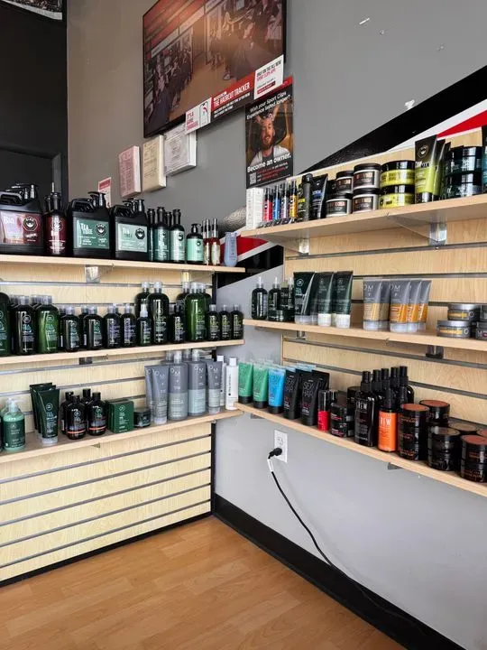 https://cdn.salonspotlight.com/photos/YrvHEKWniyxxYsnOv6FU/0ba93f88-83d3-4017-b8d4-5f6b87da8de5_720x720