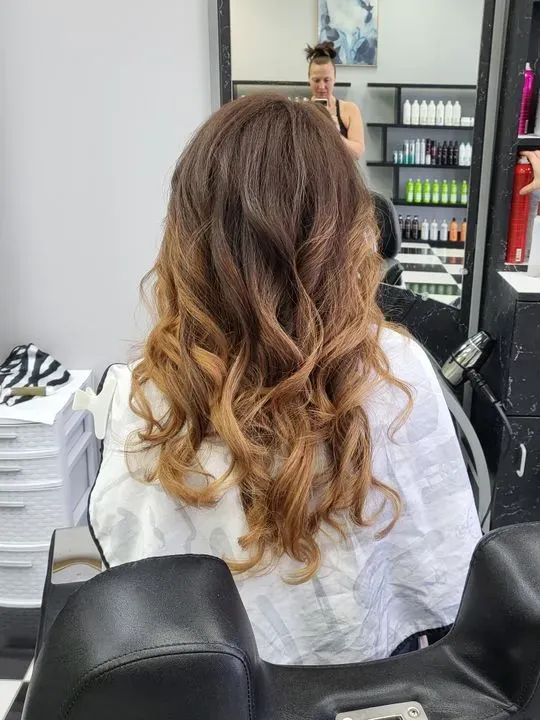 https://cdn.salonspotlight.com/photos/YtC1w9k5KJT4tIJcYF4l/1afb8809-c6d7-4def-8752-12e1efa3c464_720x720