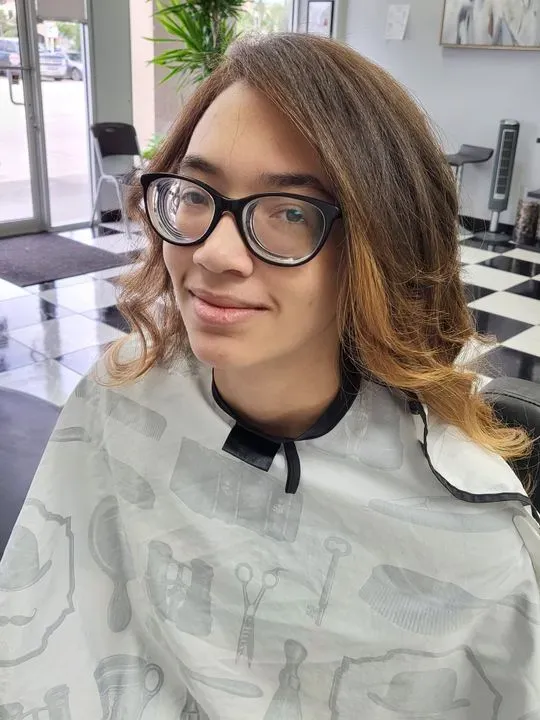 https://cdn.salonspotlight.com/photos/YtC1w9k5KJT4tIJcYF4l/2f23367b-bc44-4473-9c25-369162906df7_720x720