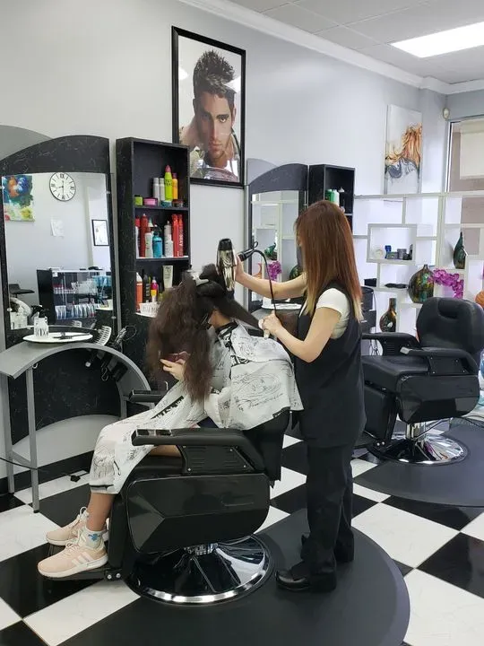 https://cdn.salonspotlight.com/photos/YtC1w9k5KJT4tIJcYF4l/6153085f-3a2d-4646-b7f6-12aaed69a198_720x720