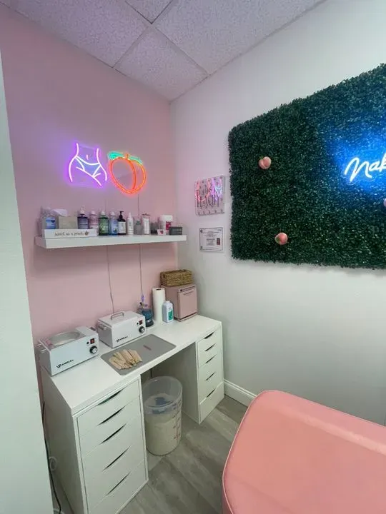 https://cdn.salonspotlight.com/photos/YtOuE3CebqTugAgdZfih/d91c5b8a-ff72-4511-8490-8e0df2f5defc_720x720
