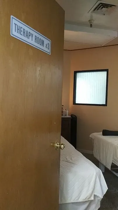 https://cdn.salonspotlight.com/photos/YtTqPCbtsOoc6BTpEoIy/6b8955a6-1b4c-4bb4-b1e3-e94f5db2160e_720x720